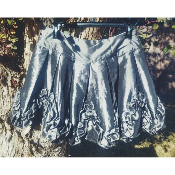 🚨 3/$15 Metallic Silver Party Skirt - Picture 4 of 5