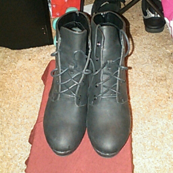 Fabulous black booties - Picture 1 of 3