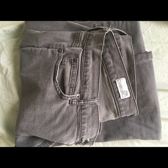 Gray jeggins.