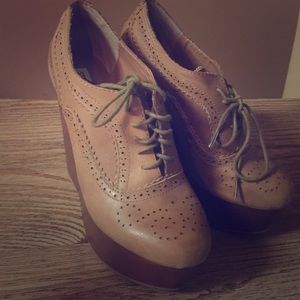 Steve Madden Womens Wingtip Wedges