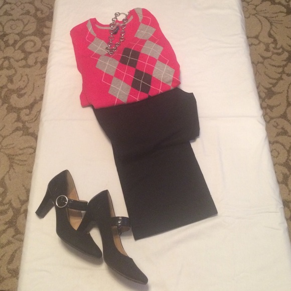 Beautiful argyle Izod sweater