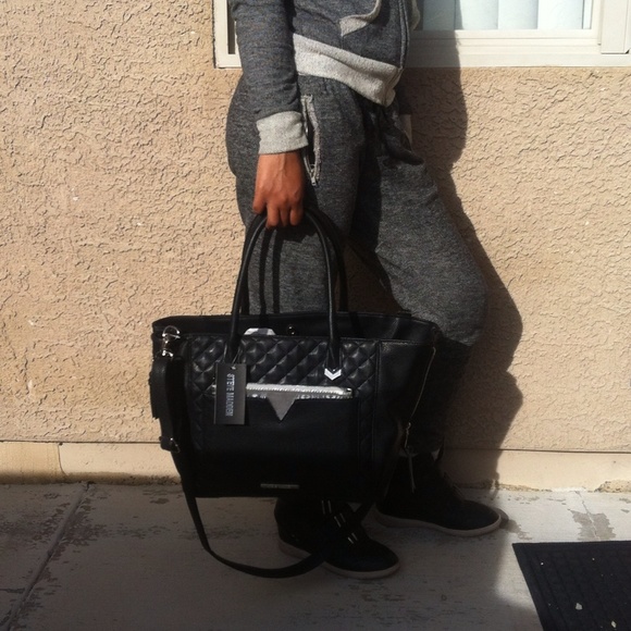 Me modeling a purse 😁 - Picture 4 of 4