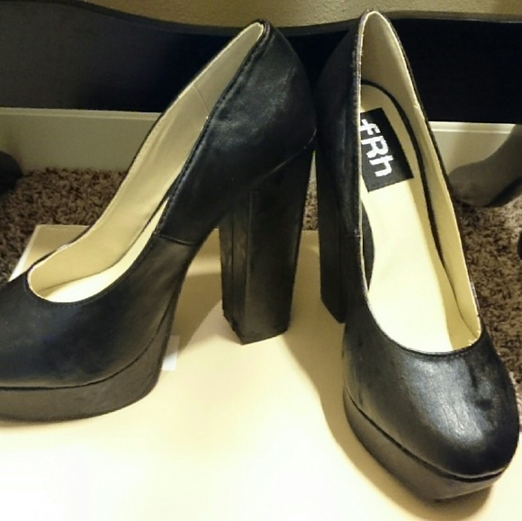 Black pumps