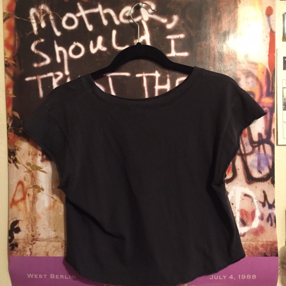 Brandy Melville Alien Crop - Picture 2 of 3