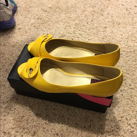 Brand new yellow flats size 7.5