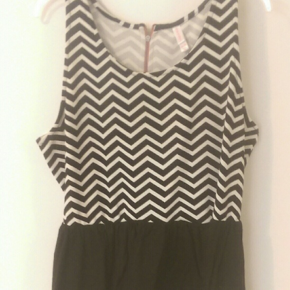Zig zag black and white top dress.
