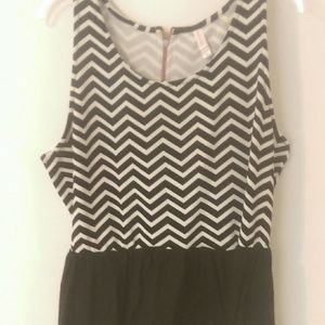 Zig zag black and white top dress.
