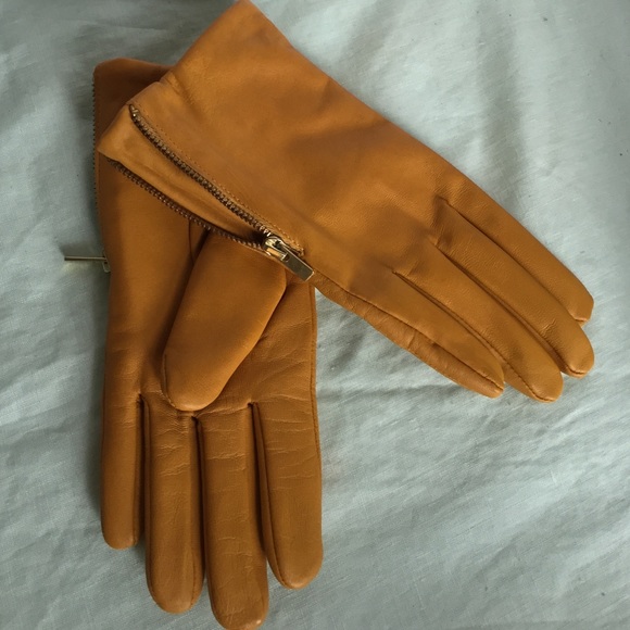After we find it: Women's Brown Leather Gloves Banana Republic Seamed Wrist Glove Size Med. Condition is New without tags. Shipped with USPS First Class Package (2 to 3 business days).