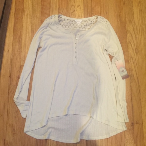 Super cute high low top!!!
