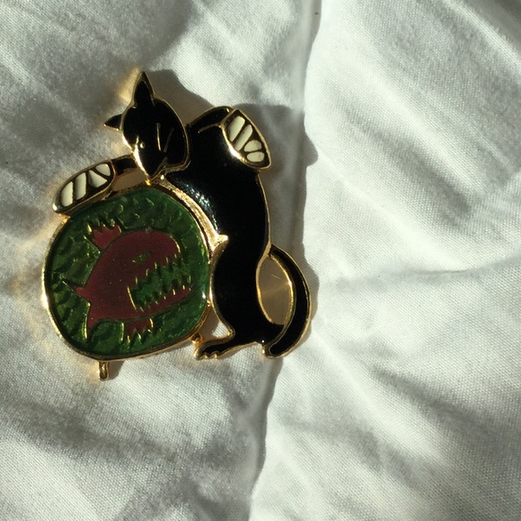 Beribi cat brooch