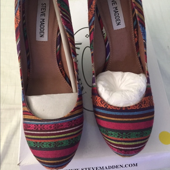 👠Steve Madden: Tribal print, closed-toe Wedge - Picture 3 of 4