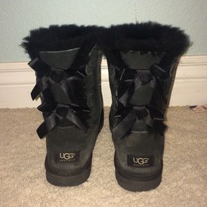GREAT CONDITION BLACK UGGS WITH BOWS
