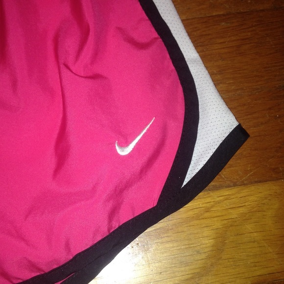 Pink nike shorts - Picture 2 of 3