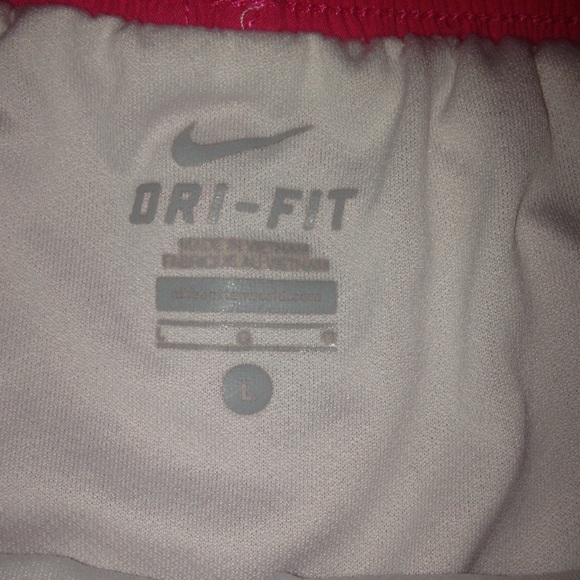 Pink nike shorts - Picture 3 of 3