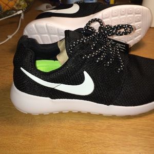 Nike roshe run 6.5 (new)