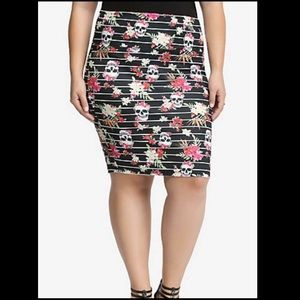 SALE😍Torrid Skull Floral Skirt