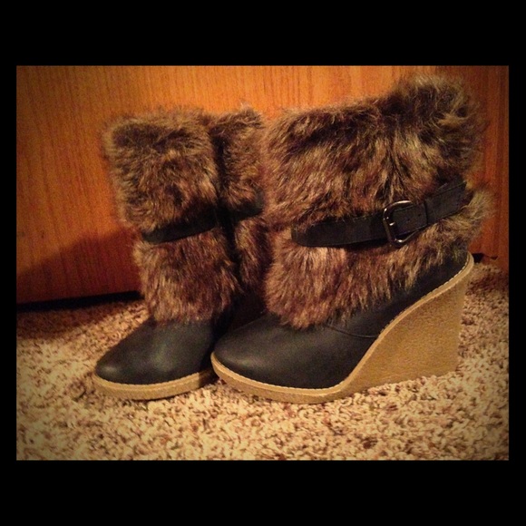 Faux fur boots with zipper