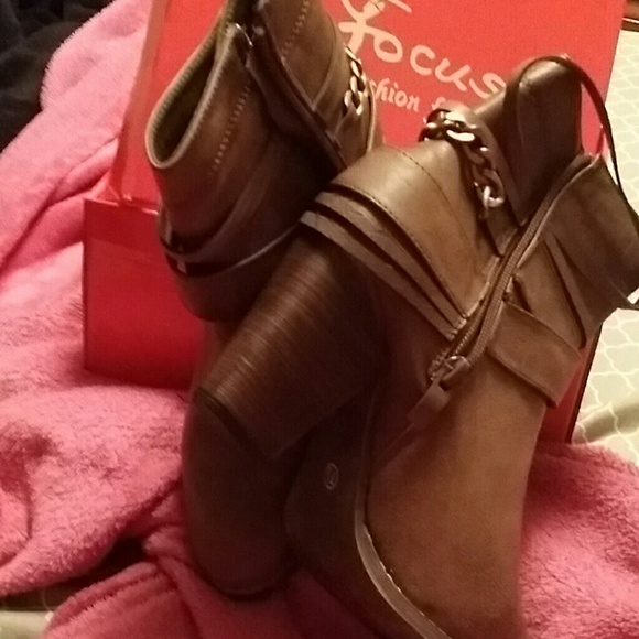 Brown pair of ankle boots brand new