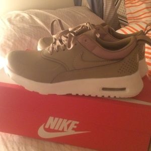 Desert camo airmax thea premium
