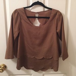 Open-back 3quarter length top