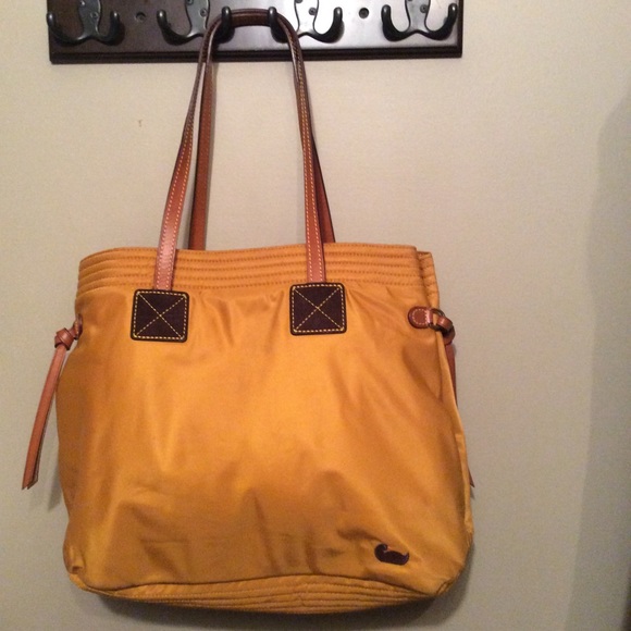 Dooney & Bourke Handbags - Dooney & bourke tote1 hr sale🎉🎈