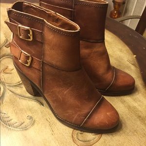 Gorgeous Jessica Simpson's boots