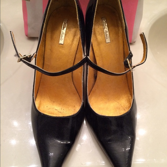Black patent maryjanes. Faux leather.