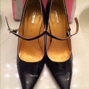 Black patent maryjanes. Faux leather.