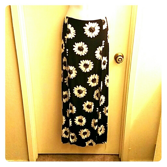 BLACK SUNFLOWER M-SLIT MAXI