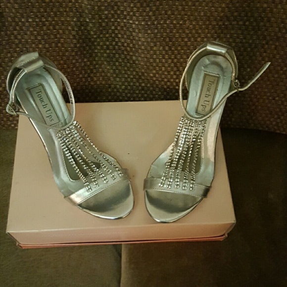 Silver rhinestone shoe - Picture 1 of 3
