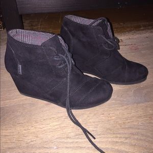Black wedges