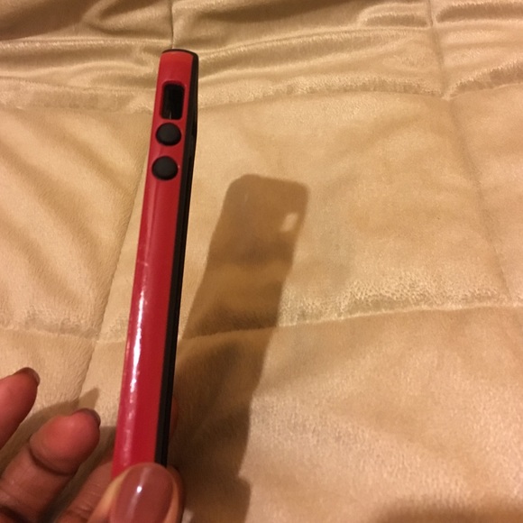 Red and black iPhone 5s case - Picture 3 of 3