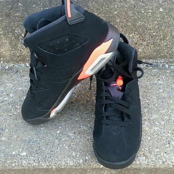 Jordan's size 6 GS equal to women's 8 - Picture 1 of 3