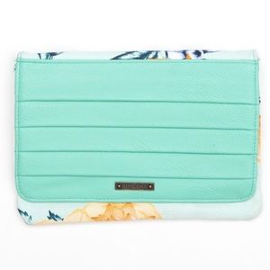 Songbird fold over clutch