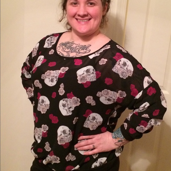 amazing torrid top with skulls and roses