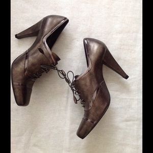 Stuart Weitzman Pewter Cavendish Oxford 3in Heels