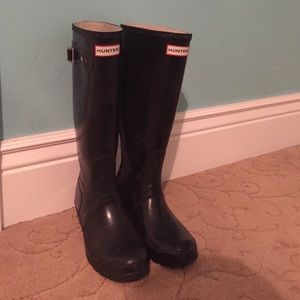 Women's size 7 black gloss Hunter Boots.