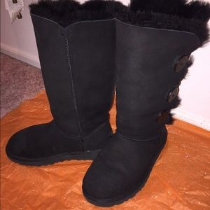 SOLD NWT UGG Triple Bailey Button in black