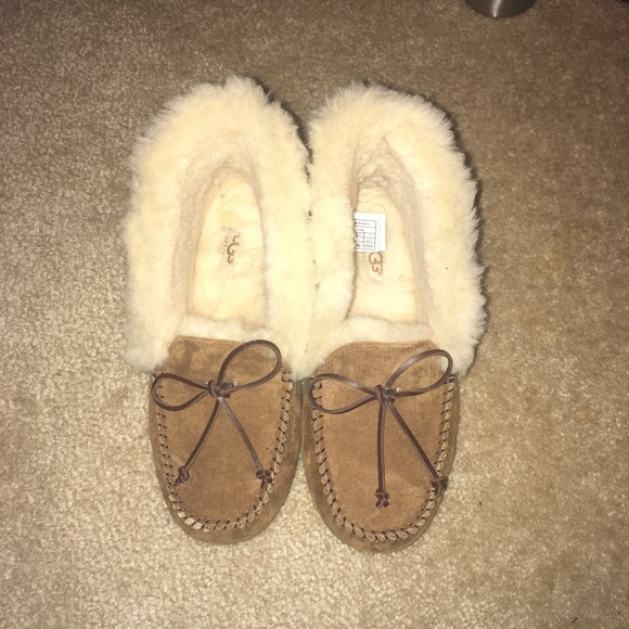 ⚠️❌SOLD❌⚠ ️UGGS Alena Chestnut Suede Slipper