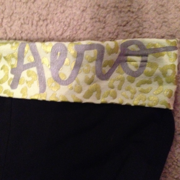 Aeropostale Yoga Pants with Green Detail - Picture 2 of 3