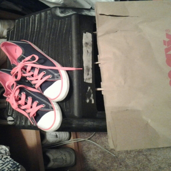 Converse sz 7 wore 3-4 times, likenew