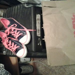 Converse sz 7 wore 3-4 times, likenew