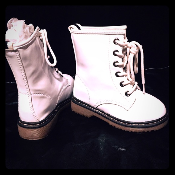 WHITE BOOTS TD