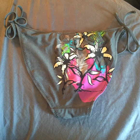 Lightly used bikini bottoms. Size: M - Picture 1 of 3