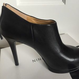 Black leather Nine West bootie