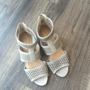 Tahari Demi Wedge shoe!! Size 6.5