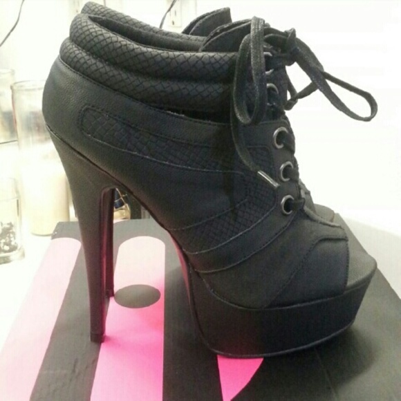 Michael Antonio Ankle Boots
