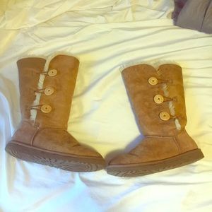 Authentic Women's light brown triplet button Uggs