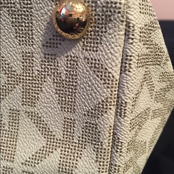 Michael Kors Harper Signature Large Vanilla Tote - Picture 3 of 4