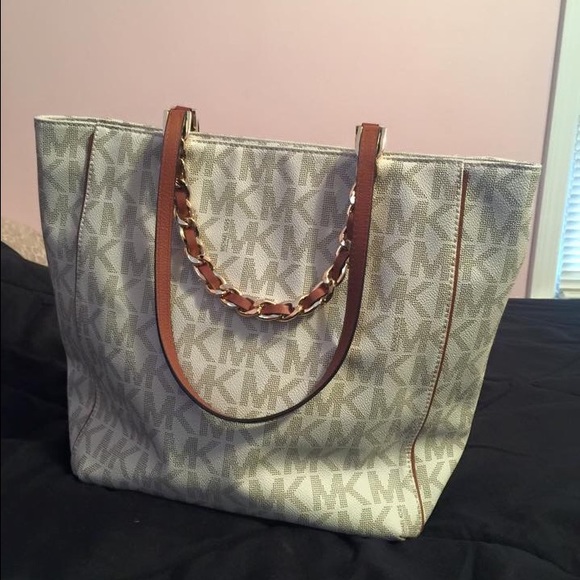 Michael Kors Harper Signature Large Vanilla Tote - Picture 4 of 4